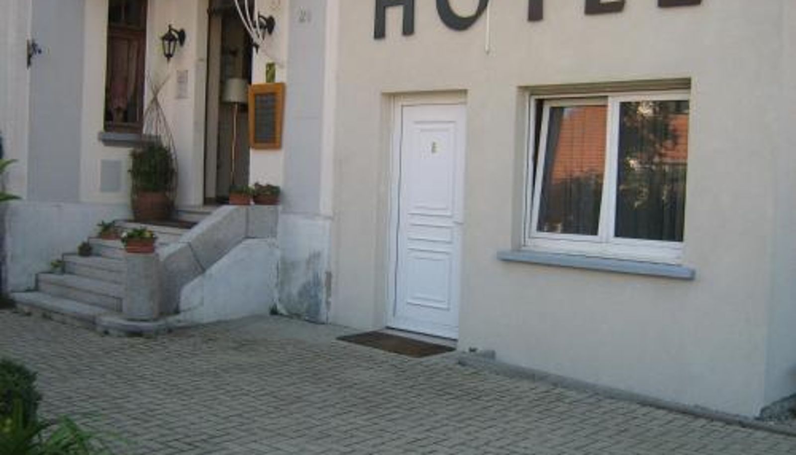 Buitenruimte van het hotel - Hostellerie La Boheme