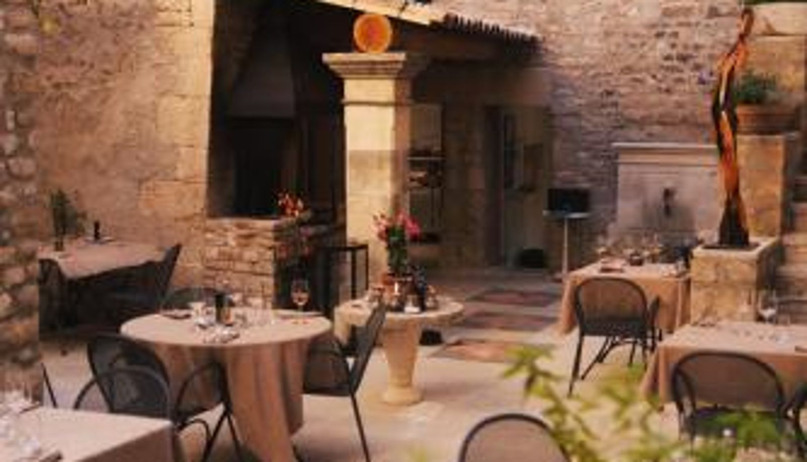 Sala de desayunos dentro del restaurante - Hôtel la Fête en Provence