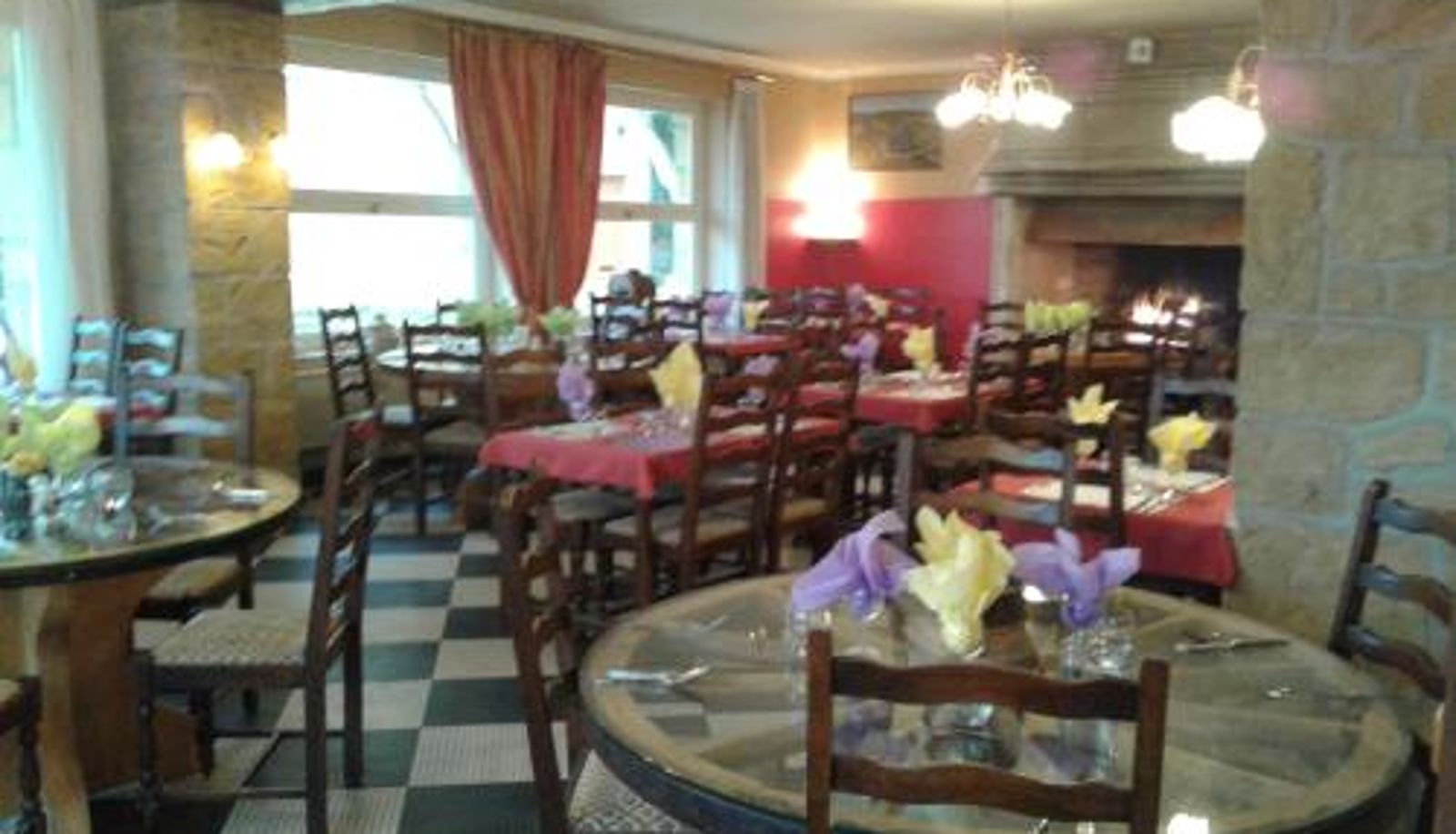 Sala de desayunos dentro del restaurante - Hôtel-Restaurant Le Rouffillac