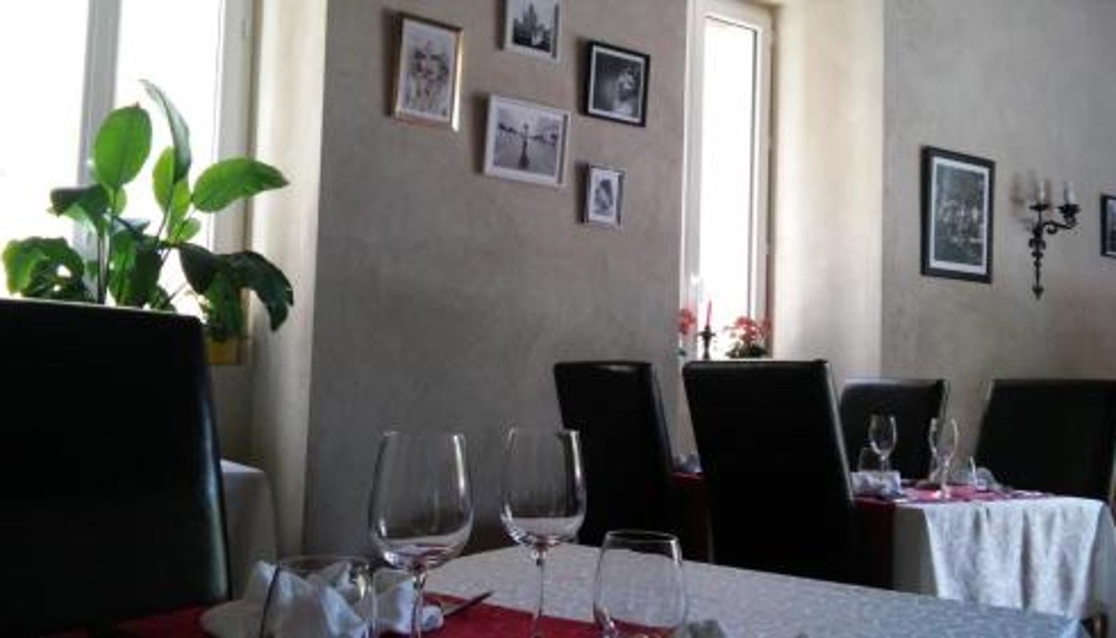 Salle de petit-déjeuner dans le restaurant - Logis Le Relais du Chapeau Rouge