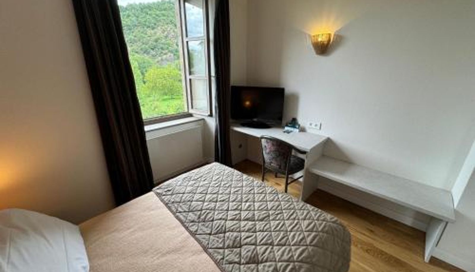 Room - Logis Hôtels - Hostellerie des Lauriers - Hôtel et Restaurant