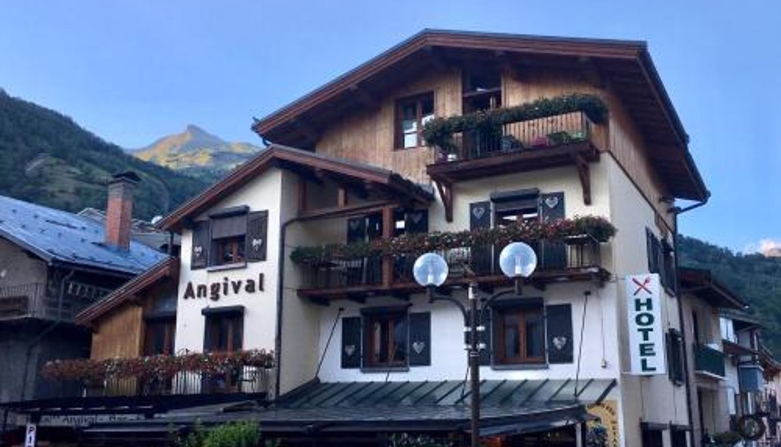 Zewnętrzna część hotelu - Hôtel Restaurant Angival - Chambres et Appartement