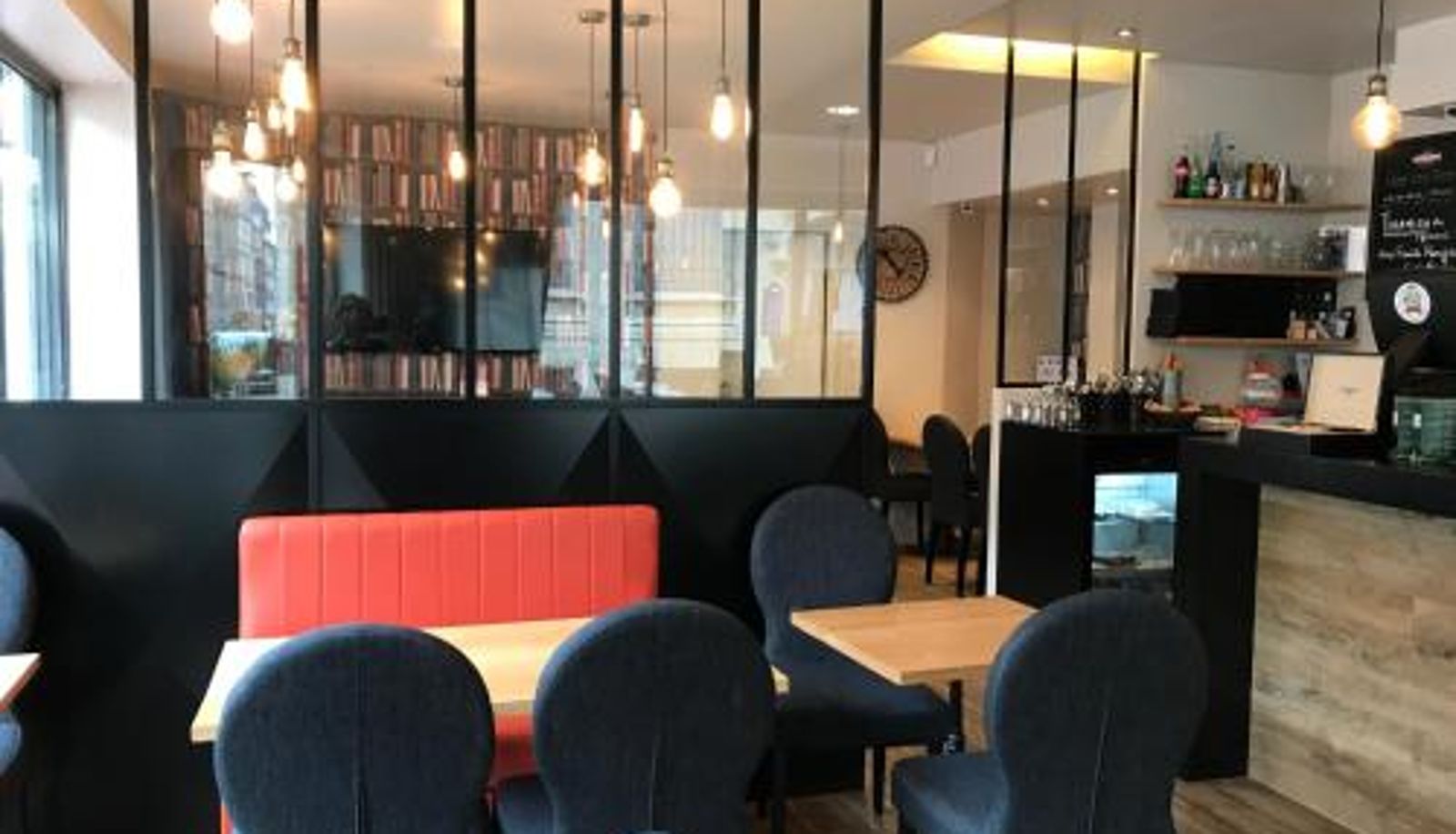 Salle de petit-déjeuner dans le restaurant - Les Initiés