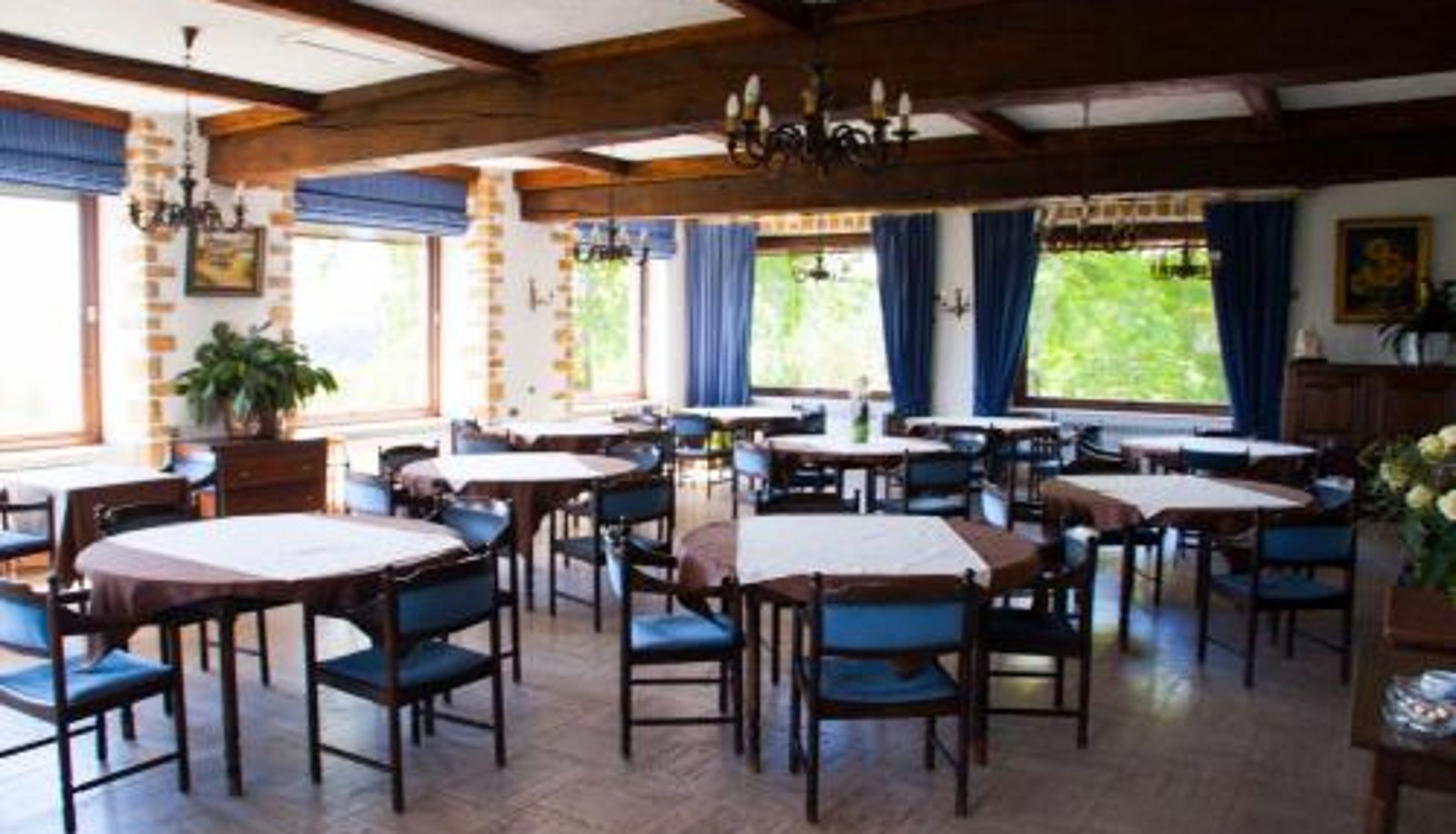 Sala de desayunos dentro del restaurante - Hôtel Grand-Champ