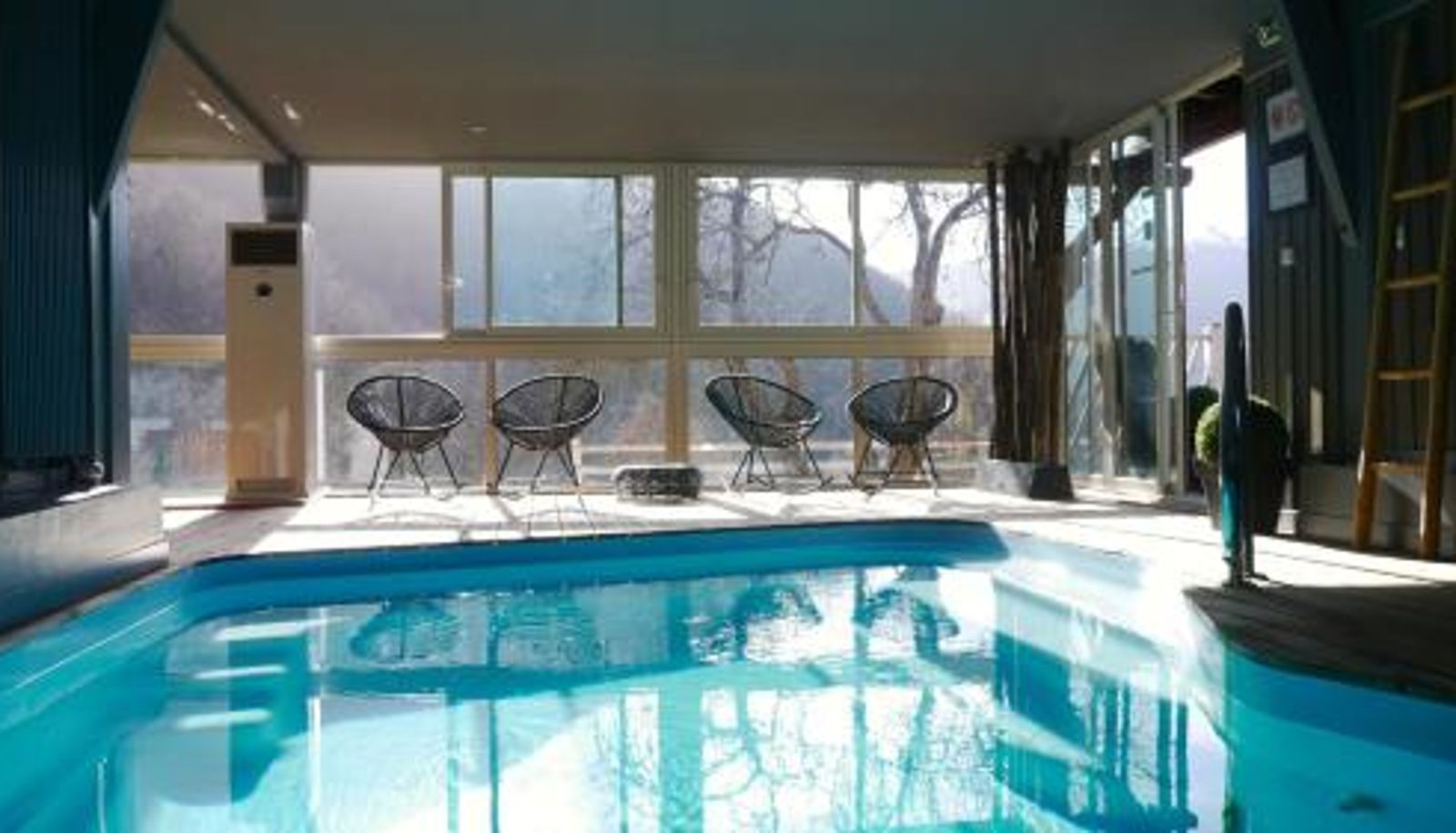 Pool - Bains Nordiques & Vue Pyrénées  Piscine Intérieure Solayan Nature & Spa