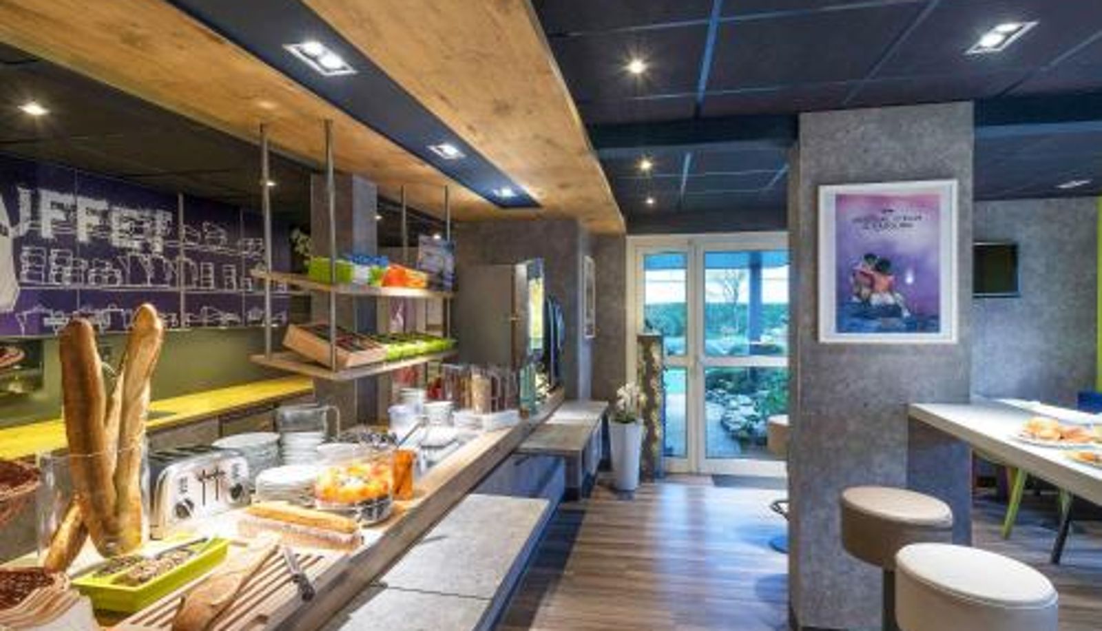Salle de petit-déjeuner dans le restaurant - ibis budget Cabourg Dives sur Mer
