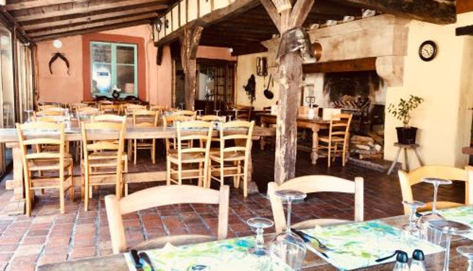Salle de petit-déjeuner dans le restaurant - Auberge du Renard'eau