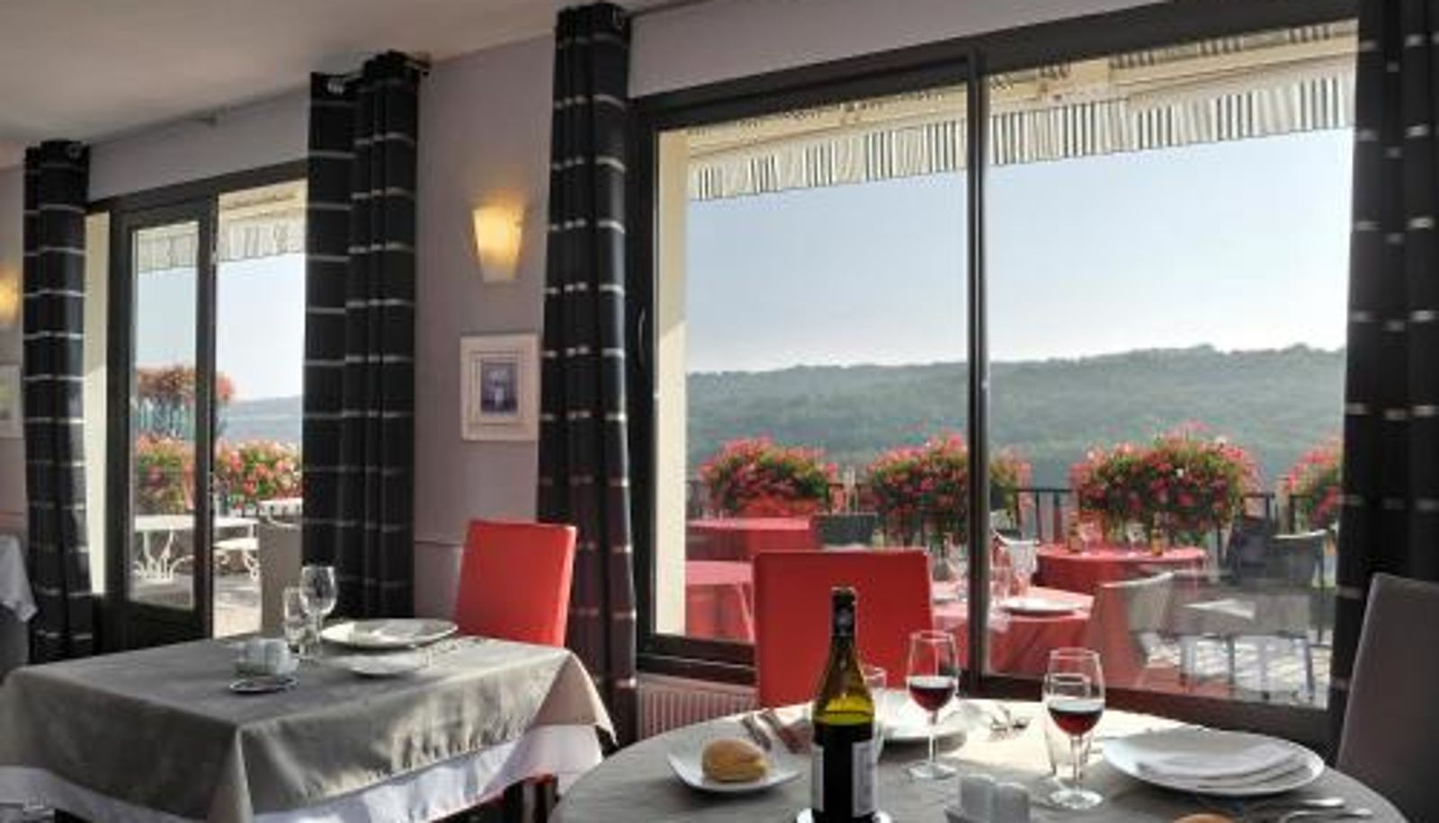 Sala de desayunos dentro del restaurante - Auberge Du Camp Romain