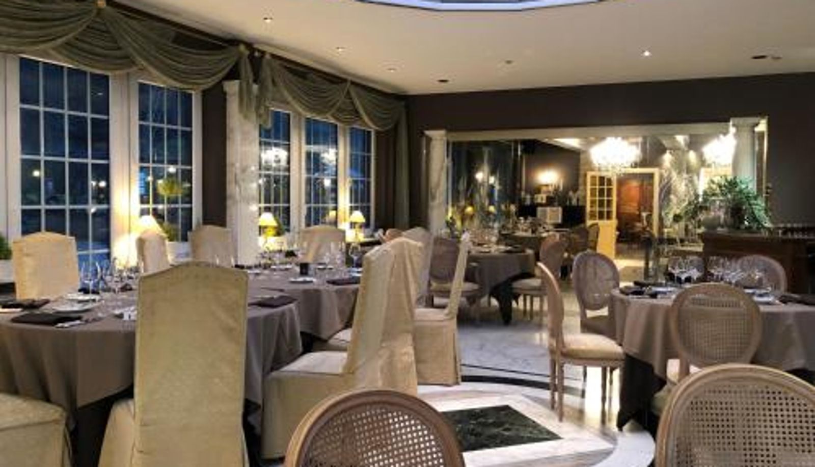 Frühstücksraum innerhalb des Restaurants - Hostellerie de la Chapelle