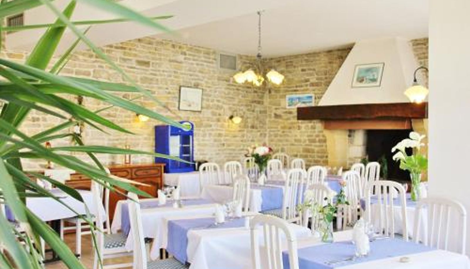 Salle de petit-déjeuner dans le restaurant - Hotel La Chaudrée