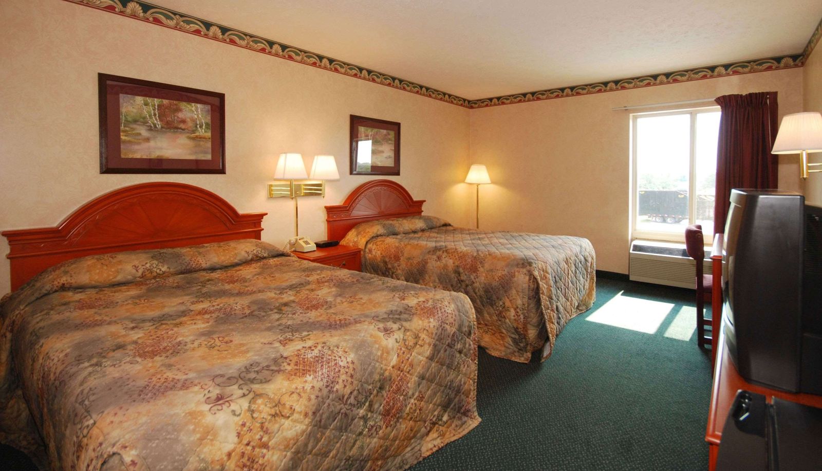 Room - Beaver Dam Inn