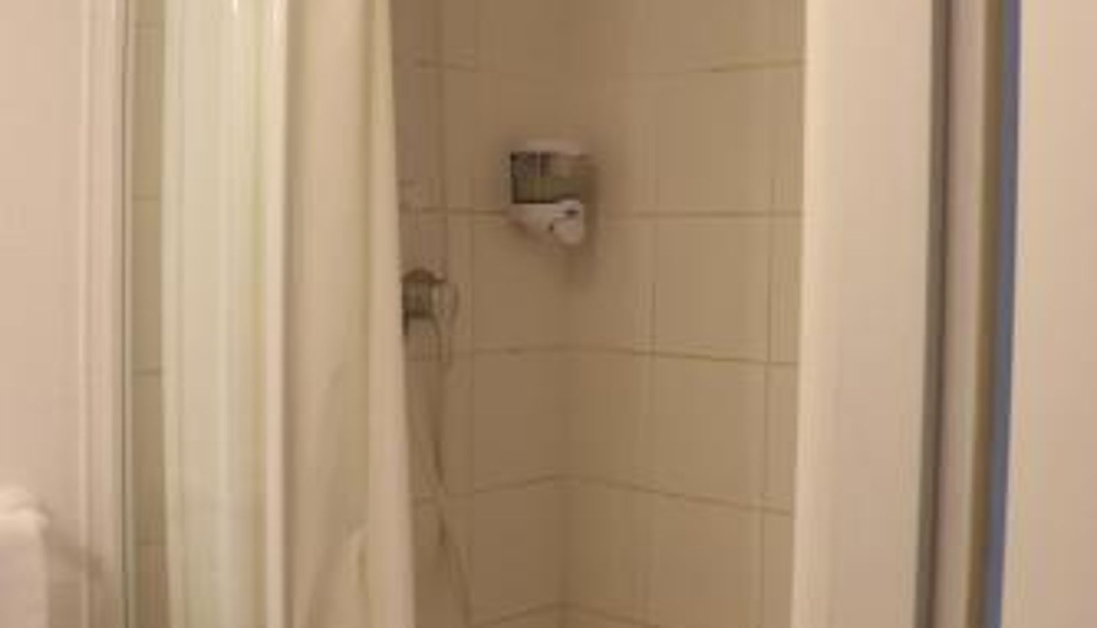Badezimmer - Hôtel Lémand Lyon Est - Villefontaine