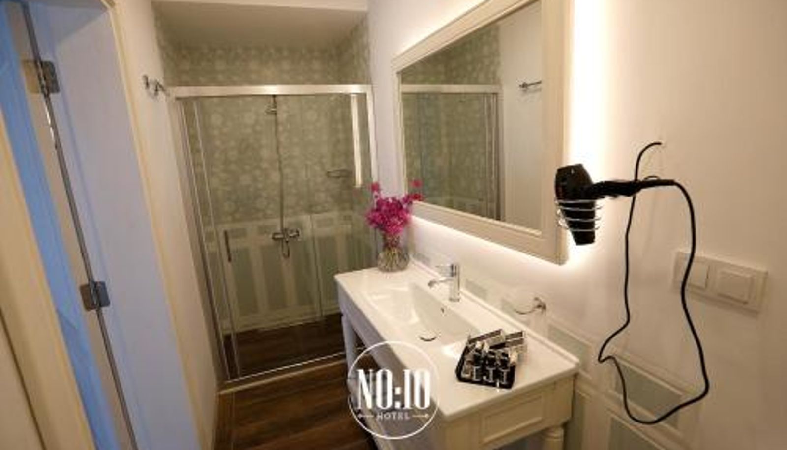 Badezimmer - No 10 Hotel