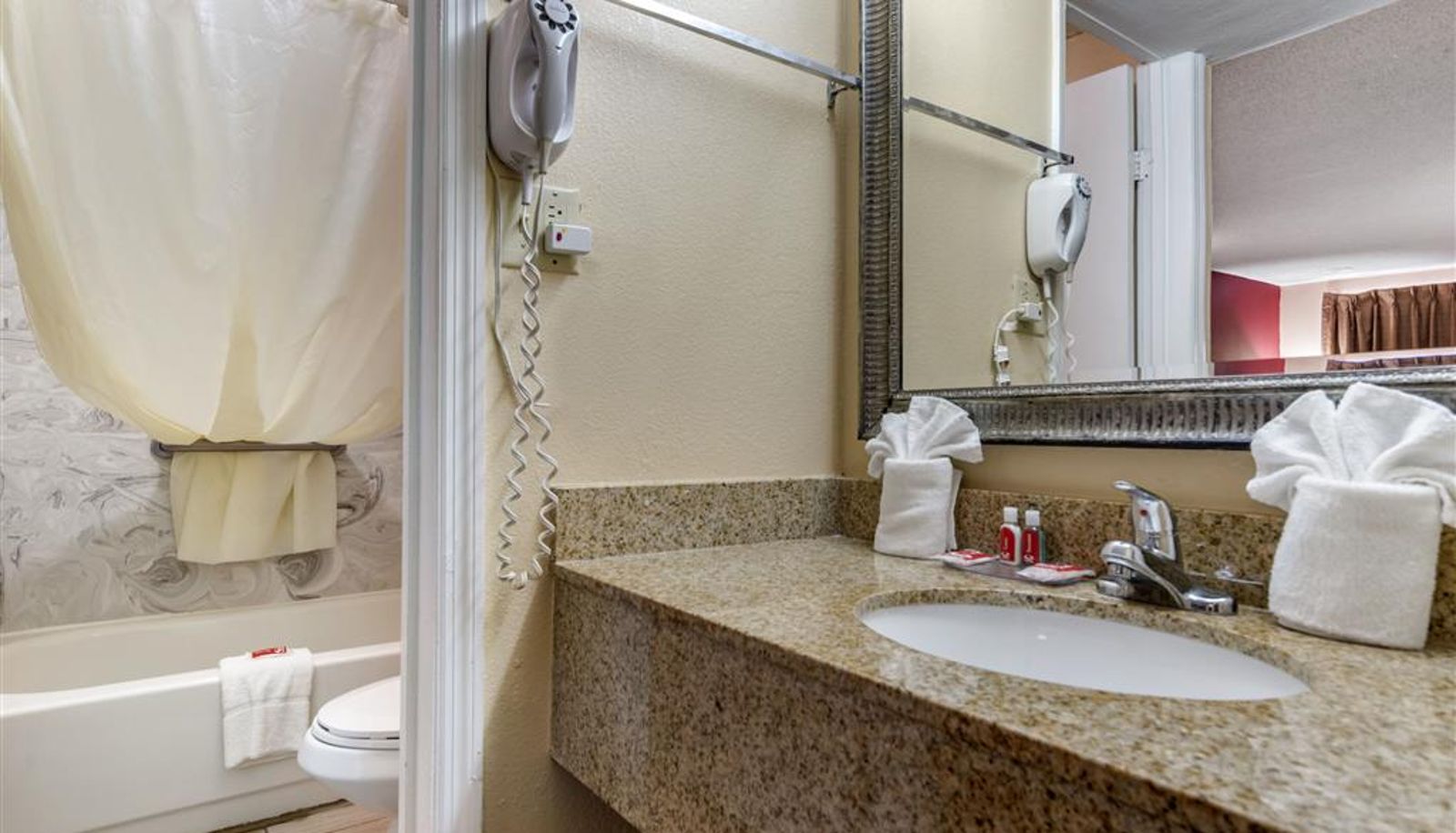 Room - Econo Lodge Oxford near Choccolocco Park