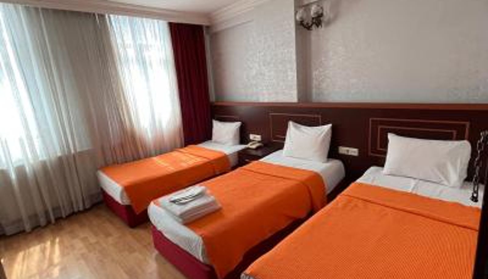 Dreibettzimmer - Red White Hotel
