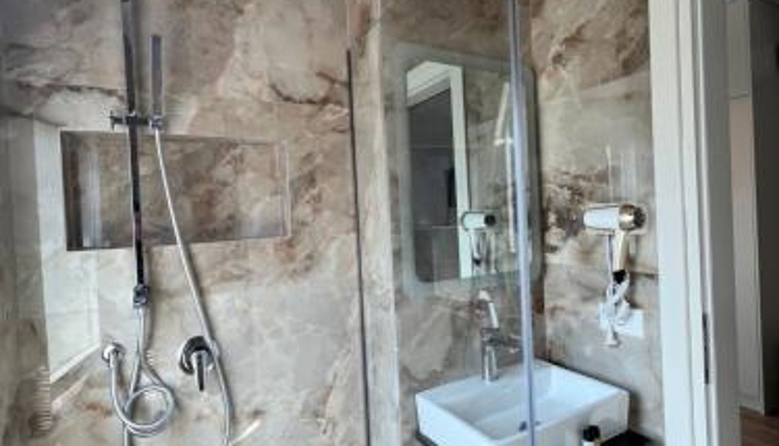 Badezimmer - Hotel LEON - Beach Front