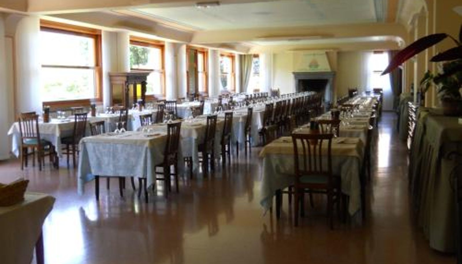 Frühstücksraum innerhalb des Restaurants - Albergo Ristorante Aquila