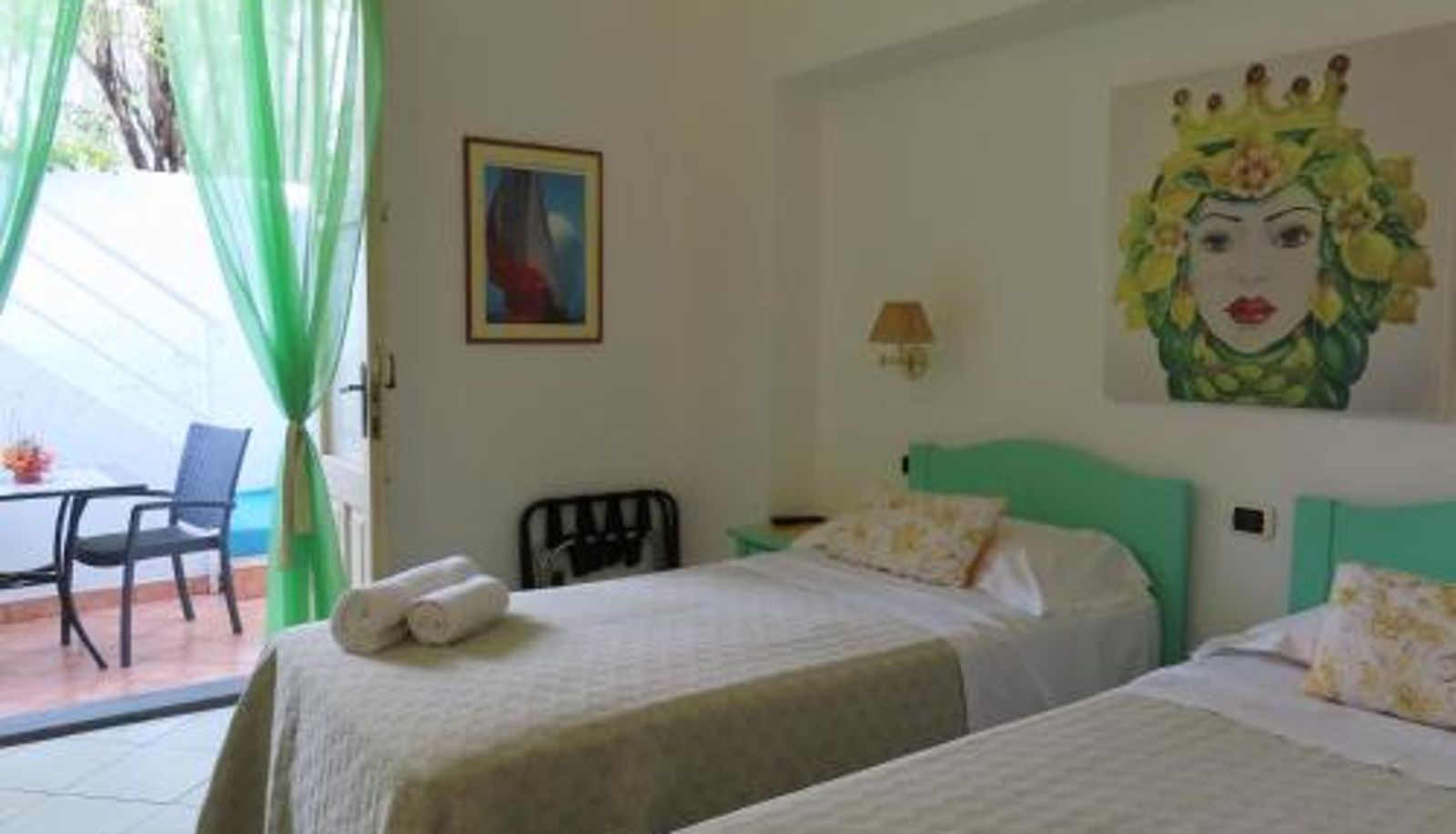 Pokój - Stromboli Trekking Accommodation - Room and Excursion for 2 included