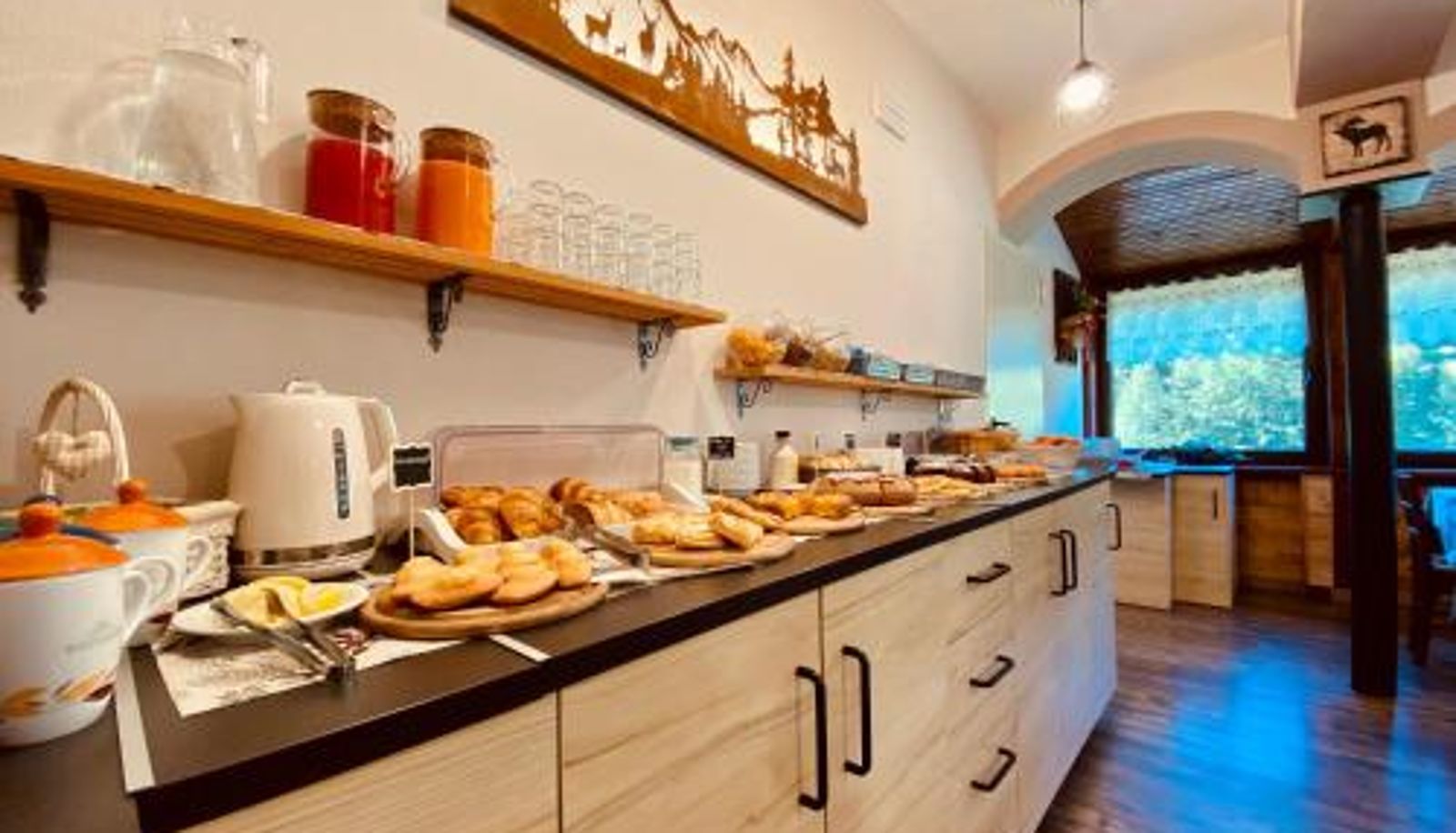 Frühstücksraum innerhalb des Restaurants - Hotel Piccolo Chalet
