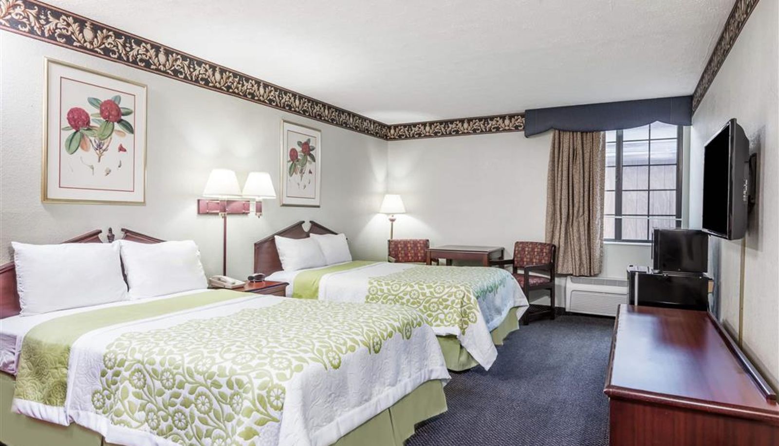 Room - Days Inn & Suites by Wyndham Youngstown / Girard Ohio