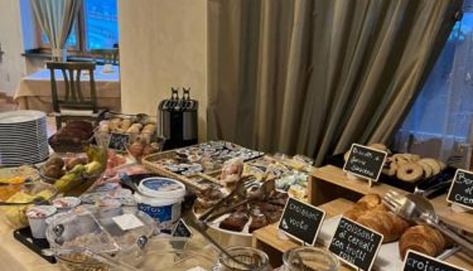 Salle de petit-déjeuner dans le restaurant - Hotel Veduta dell'Adamello