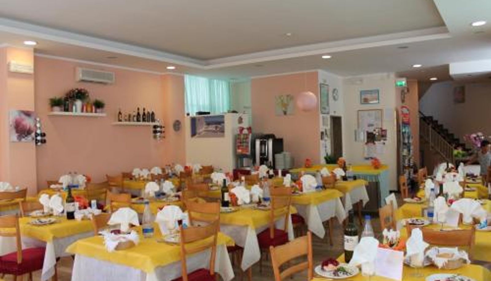 Salle de petit-déjeuner dans le restaurant - Hotel Madrid
