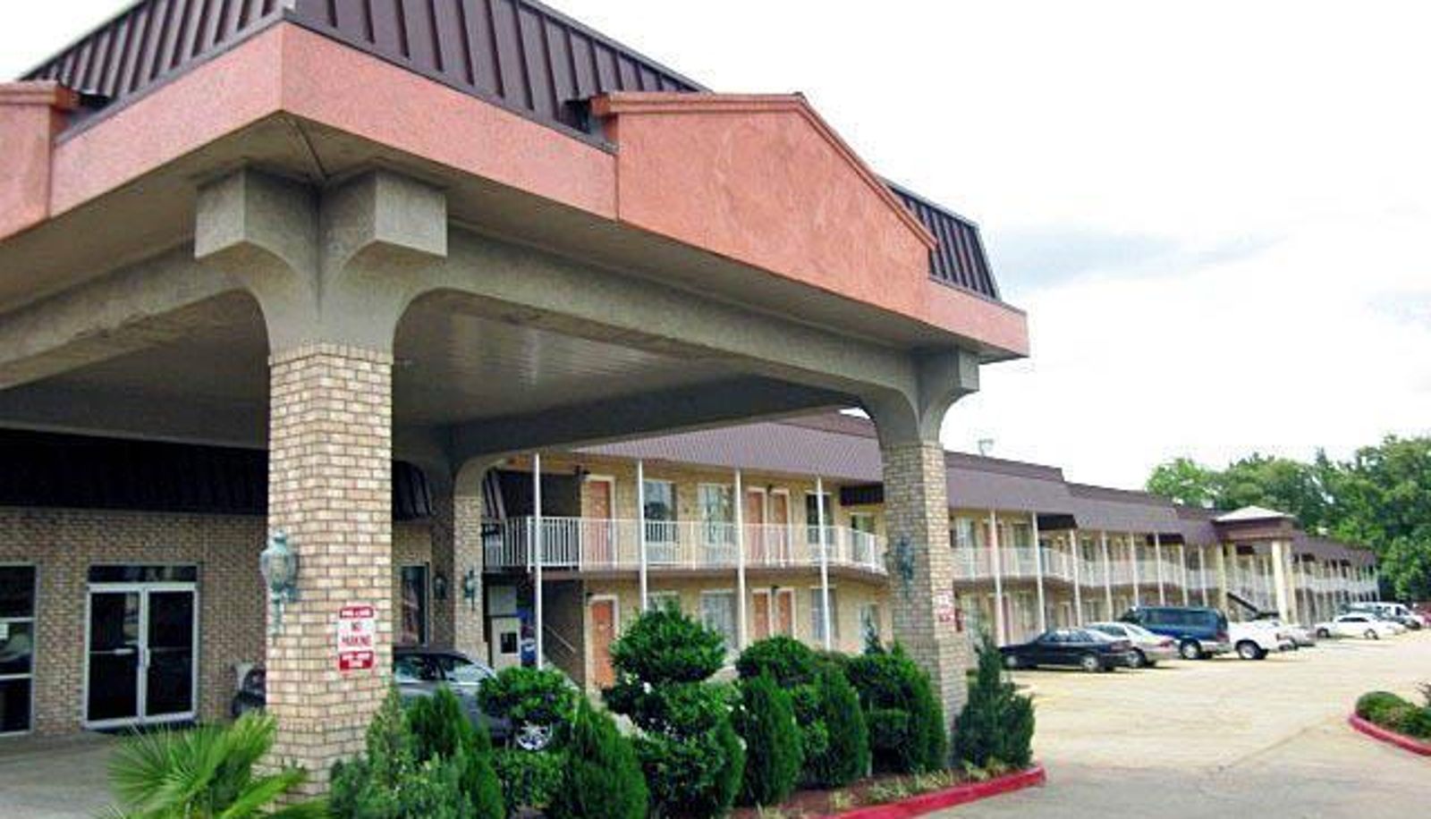 Exterior view - Studio 6 Tyler TX