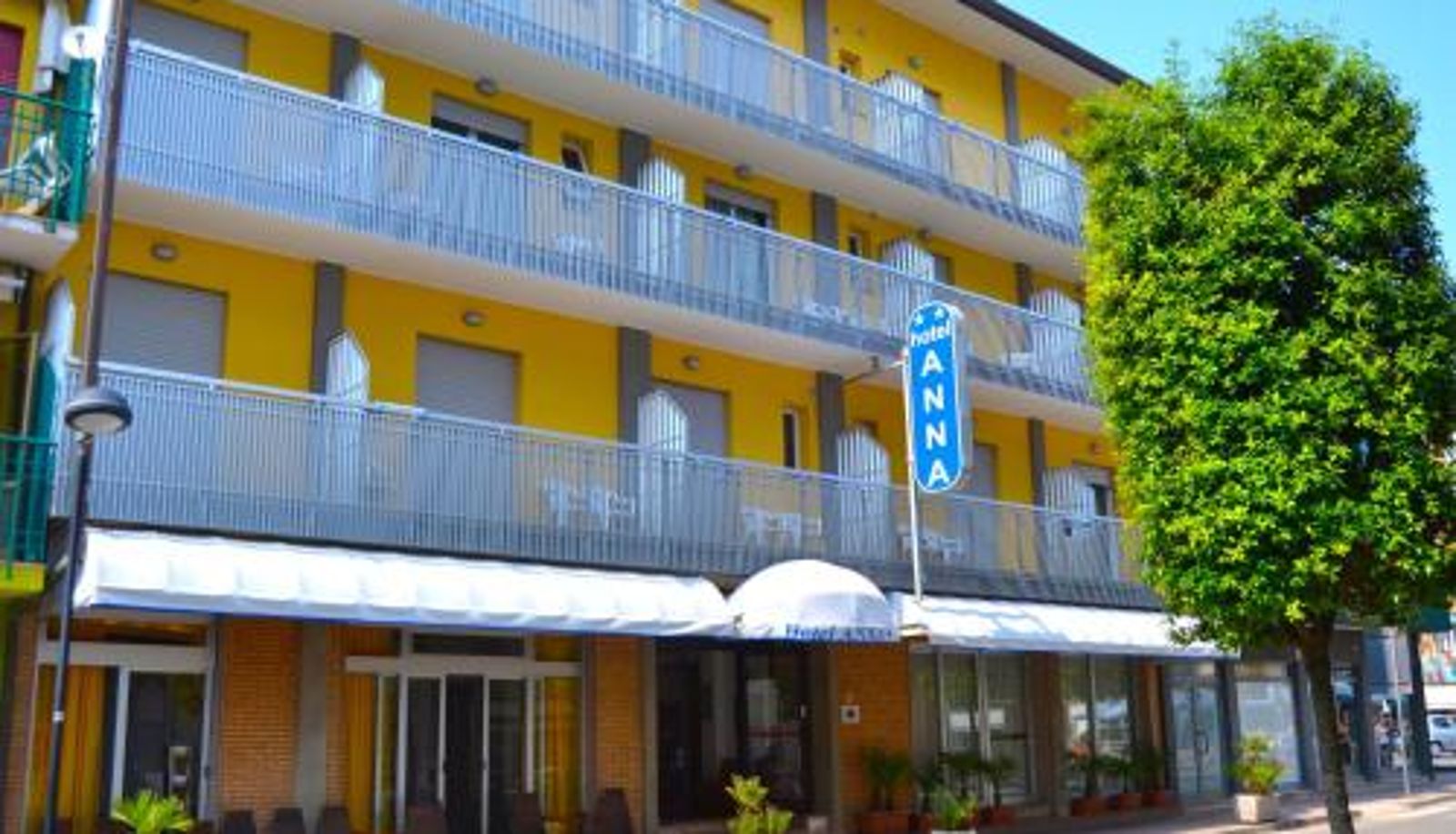 Hotel outdoor area - Hotel Anna