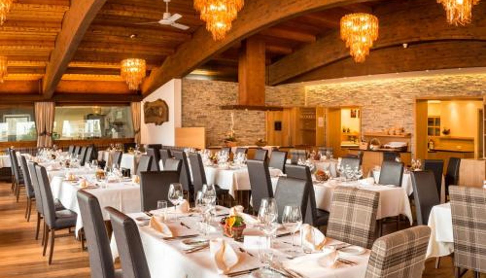 Frühstücksraum innerhalb des Restaurants - Alpin & Vital Hotel La Perla
