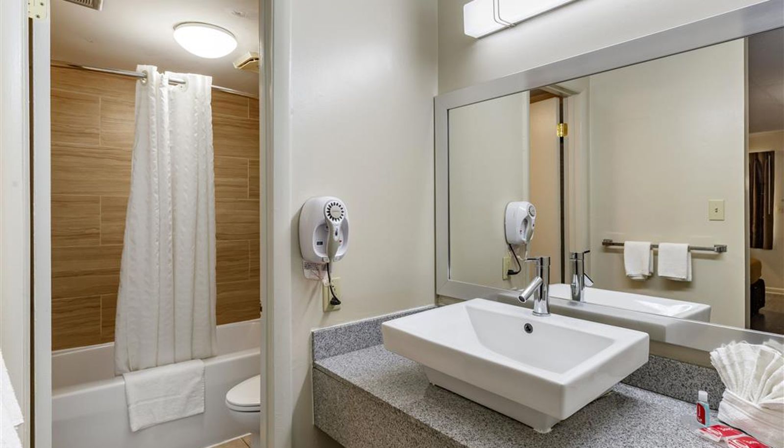 Zimmer - Econo Lodge Charlottesville North - University Area