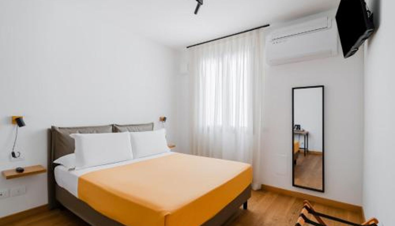 Zimmer - Glass House - Smart Rooms & Parking