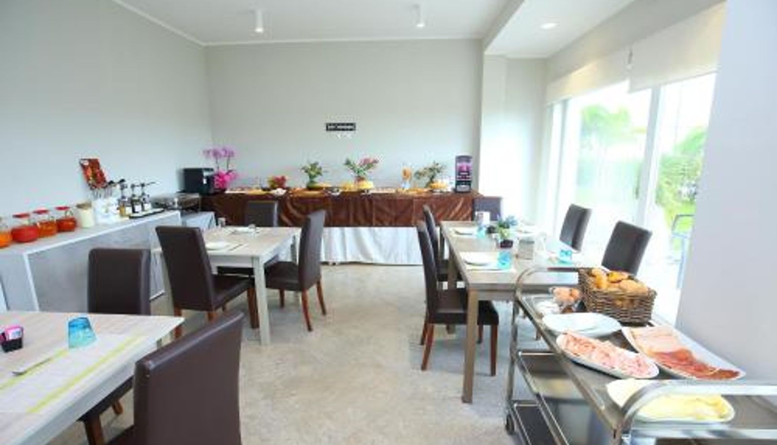 Frühstücksraum innerhalb des Restaurants - Sand Hotel