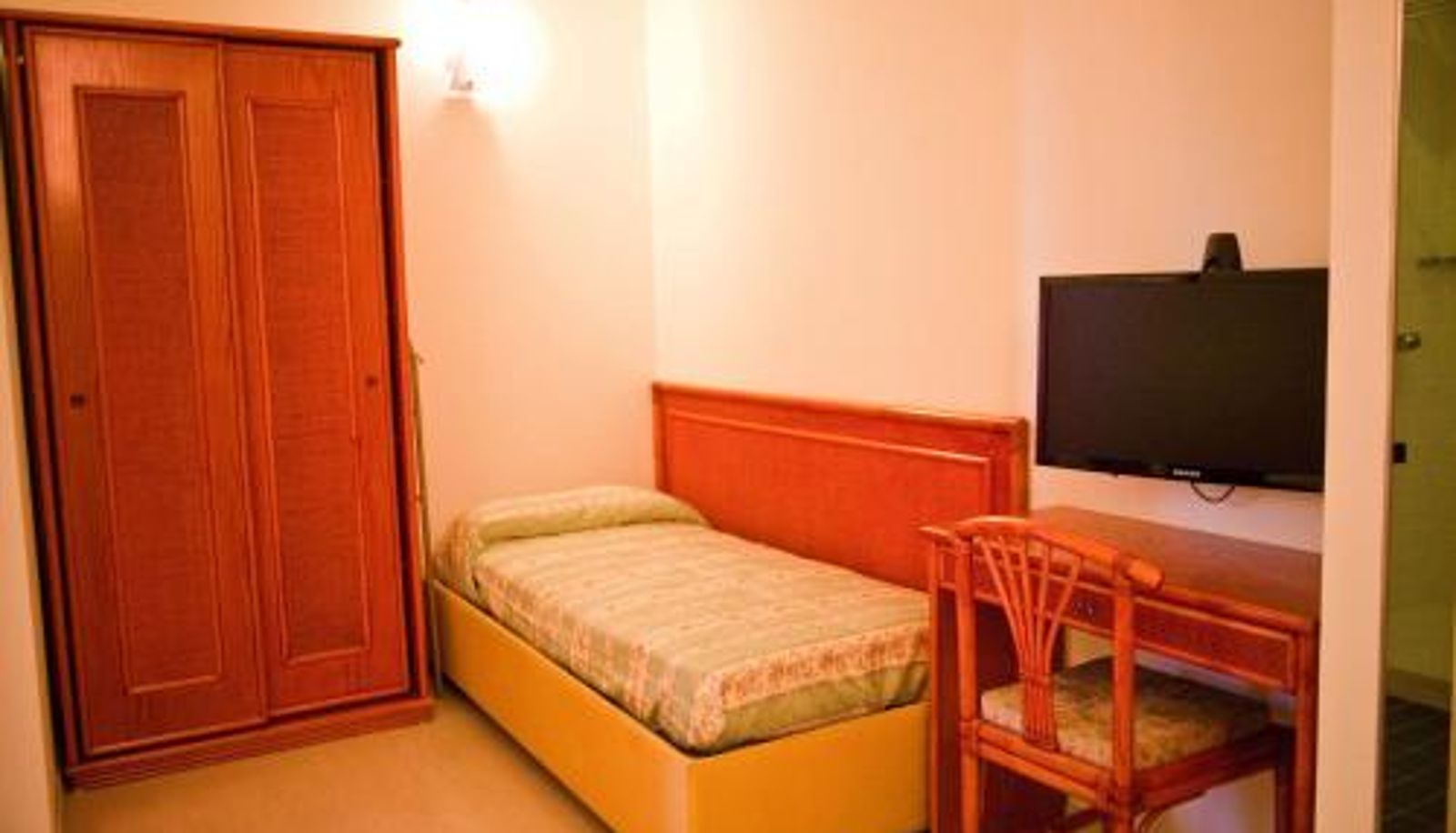 Info - Hotel Rivadoro-Spiaggia ombrellone e lettini-Piscina-Parcheggio