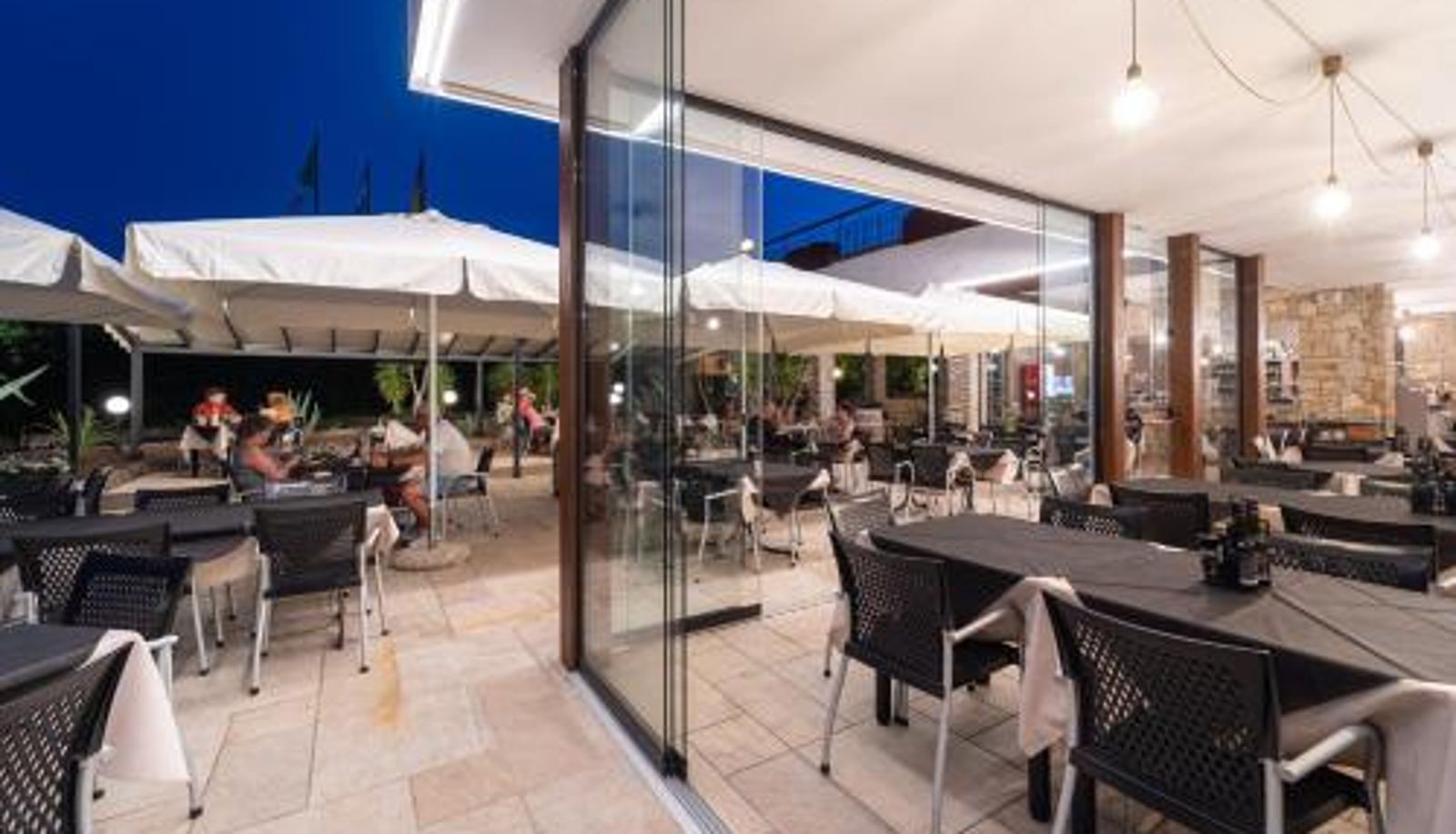 Salle de petit-déjeuner dans le restaurant - Residence Primera