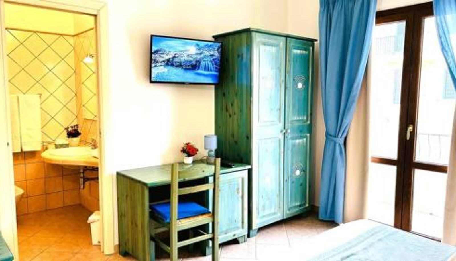 Room - La Perla Hotel