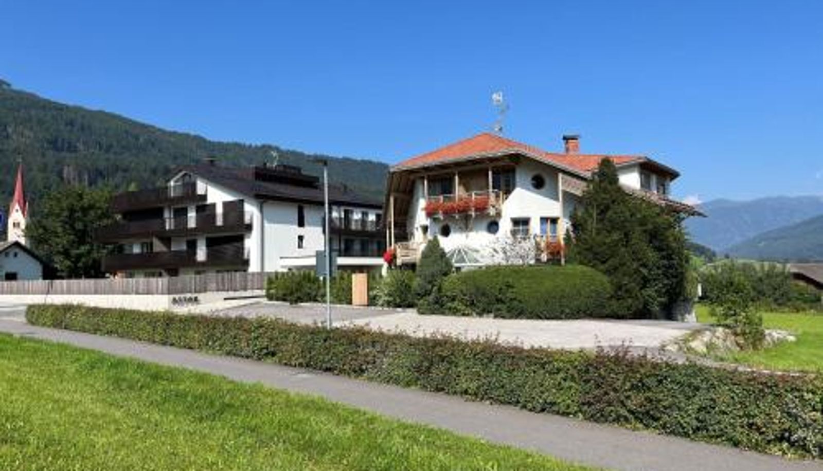 Buitenruimte van het hotel - Astor Apartments