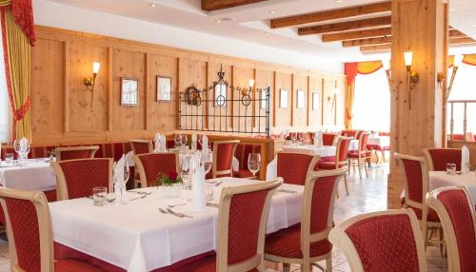 Frühstücksraum innerhalb des Restaurants - Landhotel Tharerwirt