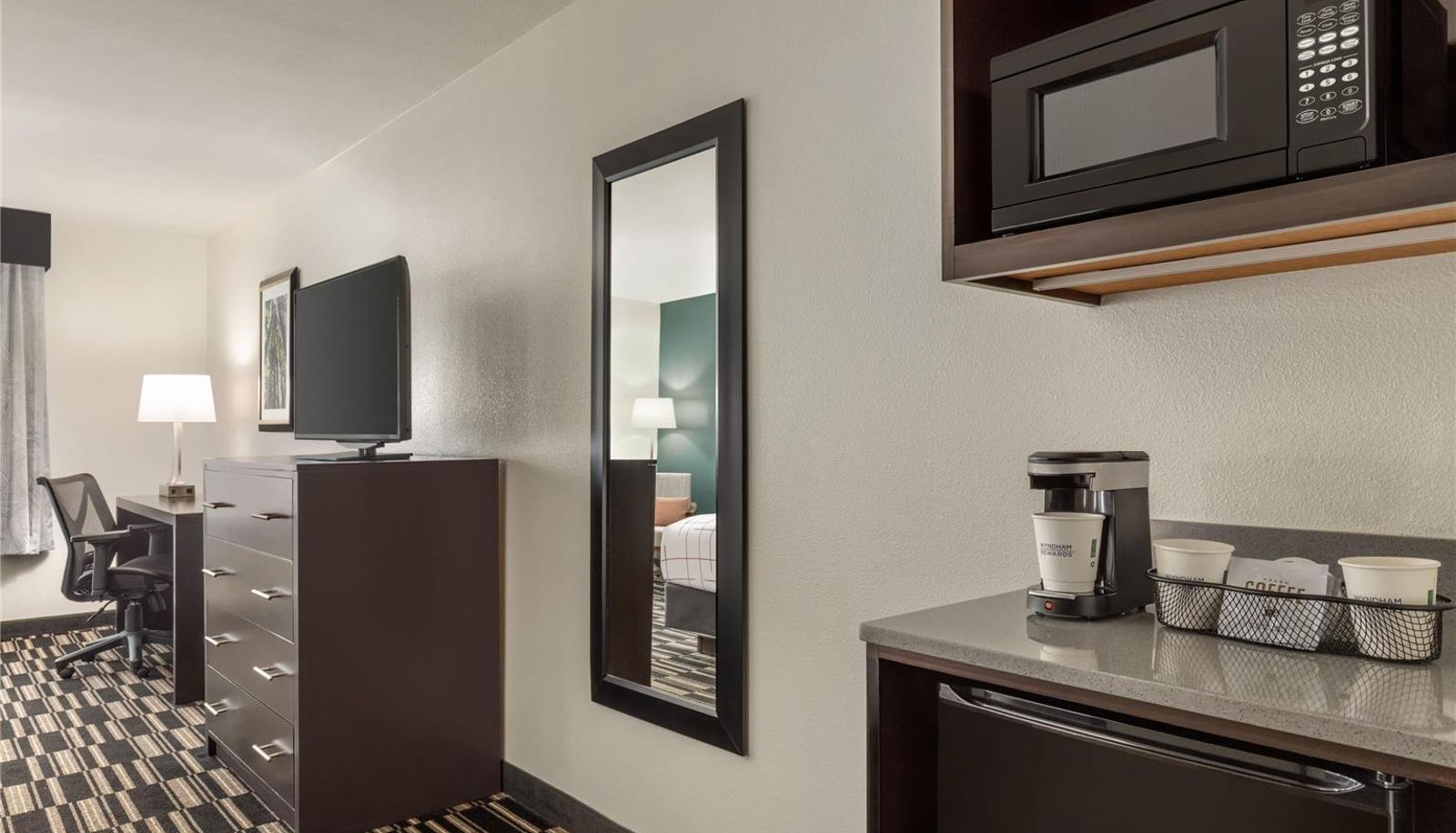 Room - La Quinta Inn & Suites by Wyndham Fairfield - Napa Valley