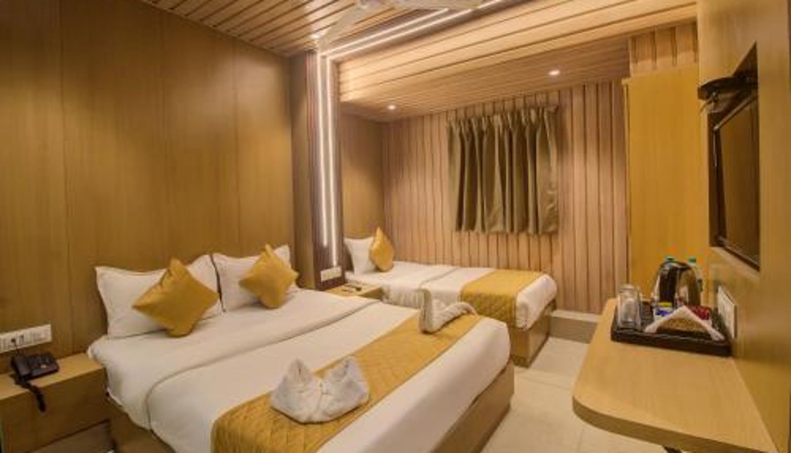 Chambre triple - Hotel Malad Inn opposite Malad Railway Station
