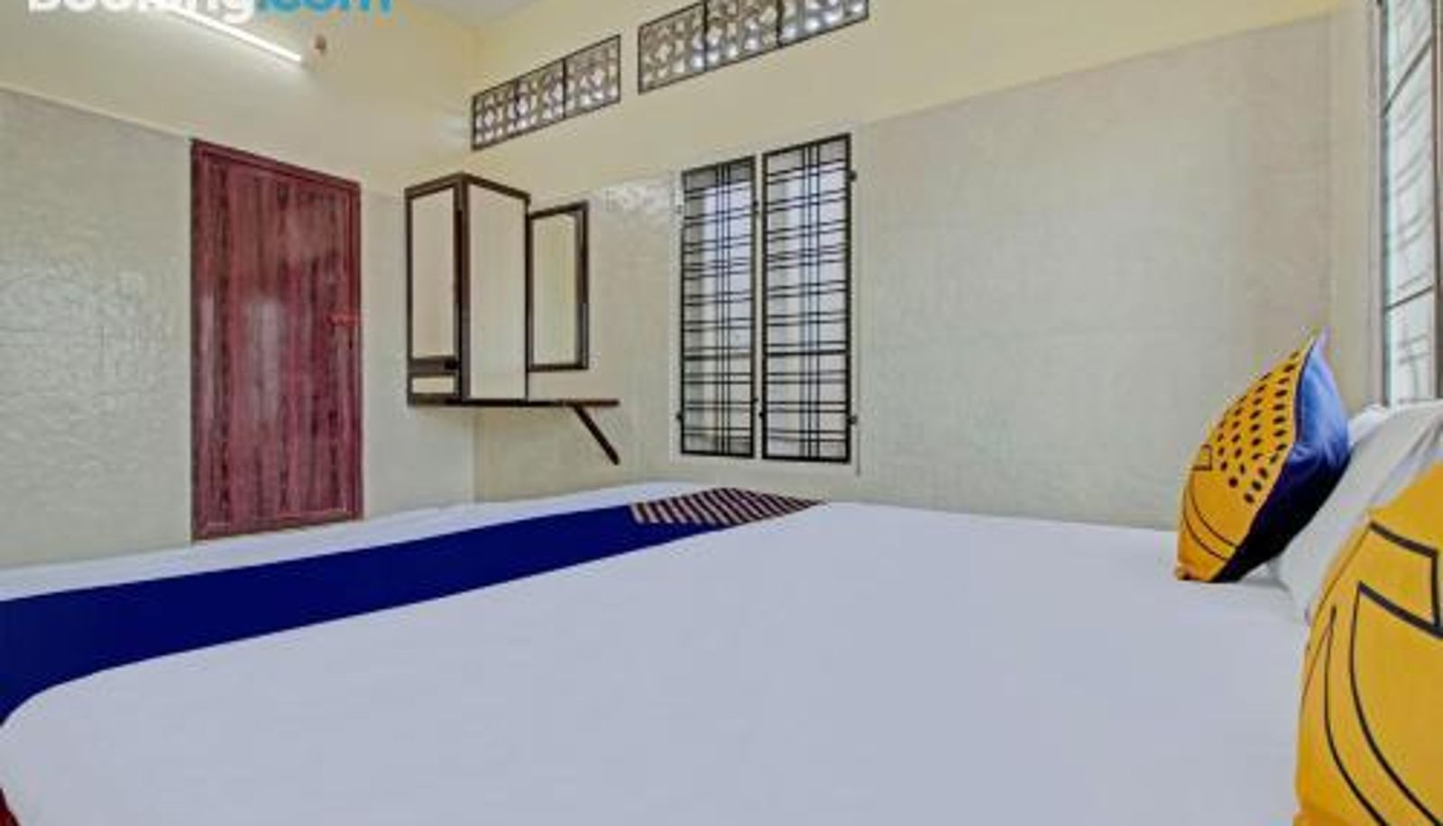 Room - SPOT ON J P Tourist Home