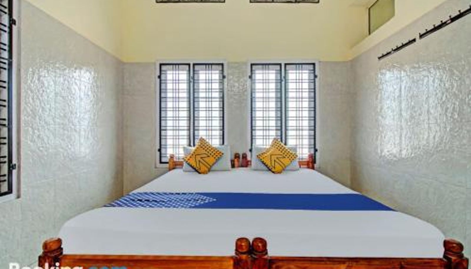 Room - SPOT ON J P Tourist Home