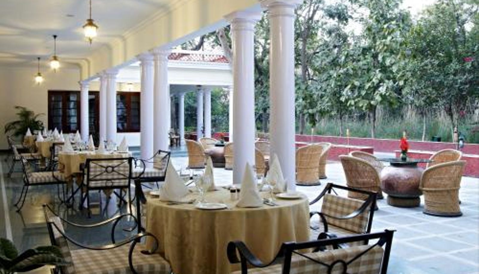 Frühstücksraum innerhalb des Restaurants - Ranthambore The Maharaja's Lodge