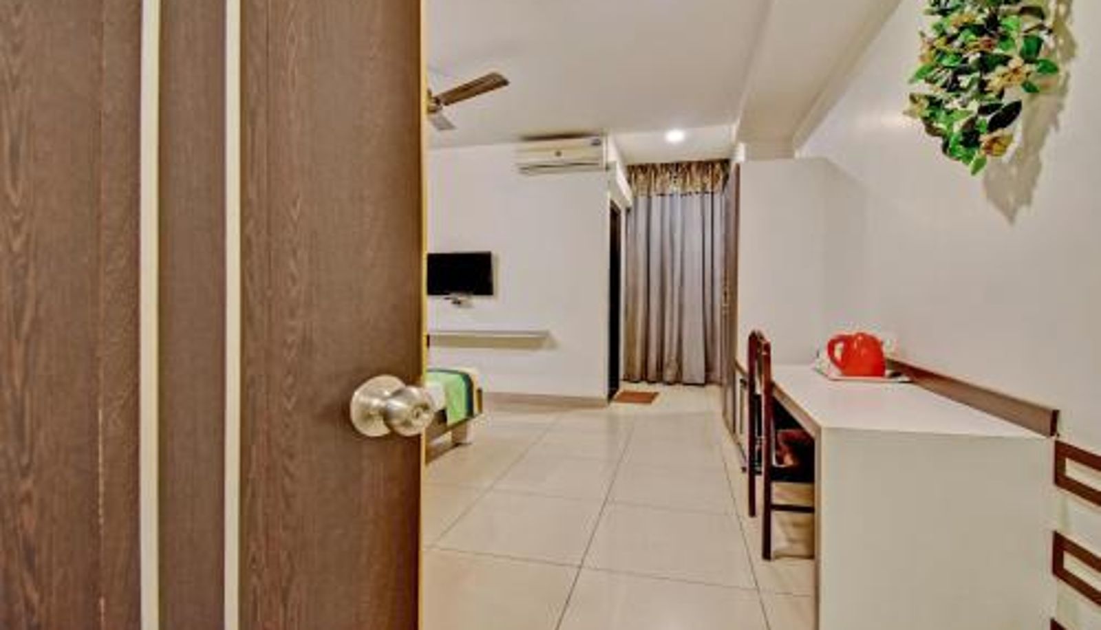 Zimmer - Treebo Premium Raj Elegance Manyata Tech Park