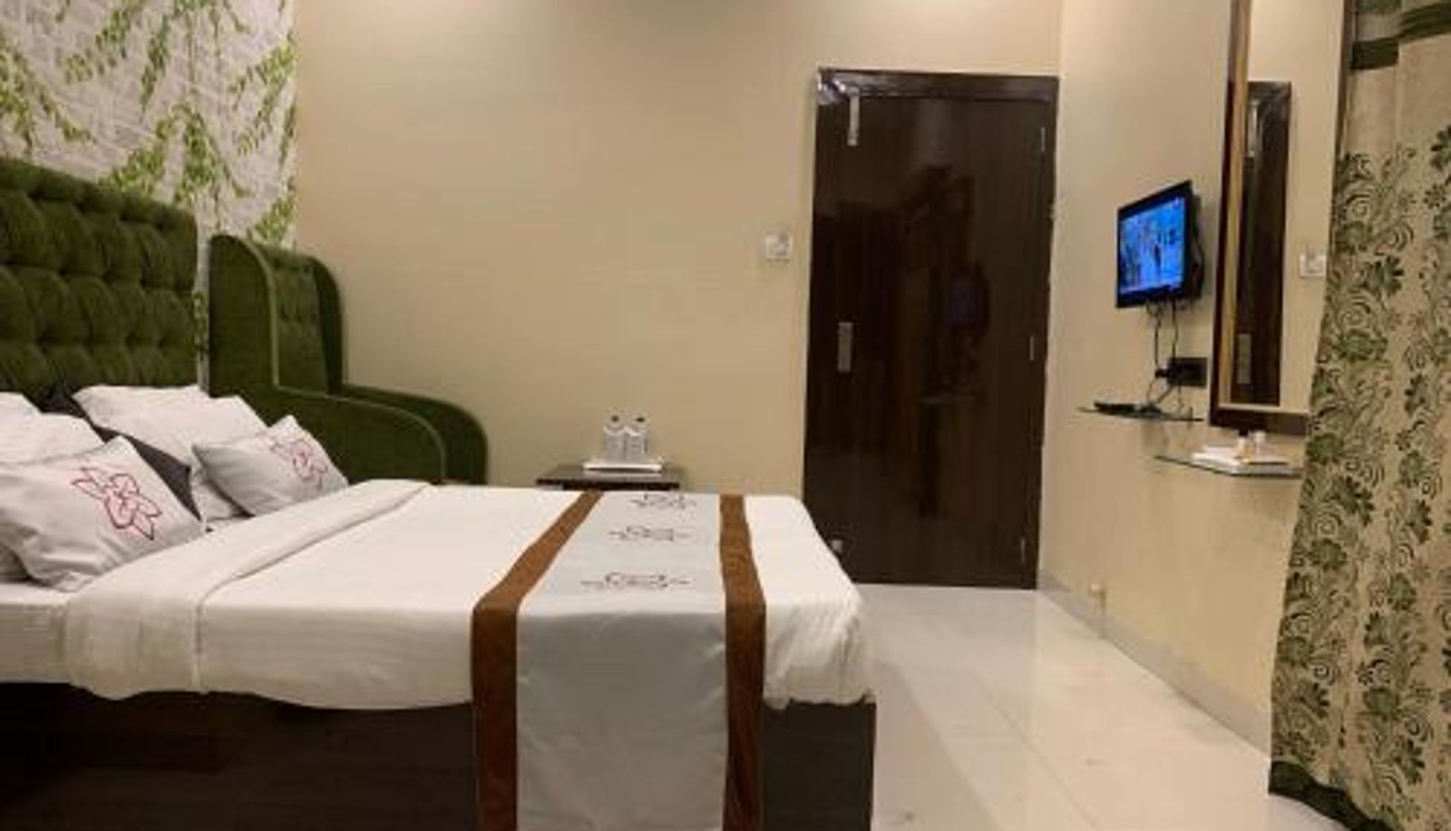 Zimmer - JK Rooms 126 Parashar Legacy - Opp Railway Station