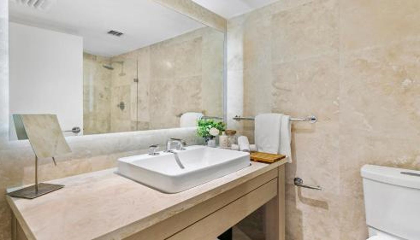 Info - Luxurious Private Condo at 1 Hotel & Homes -945