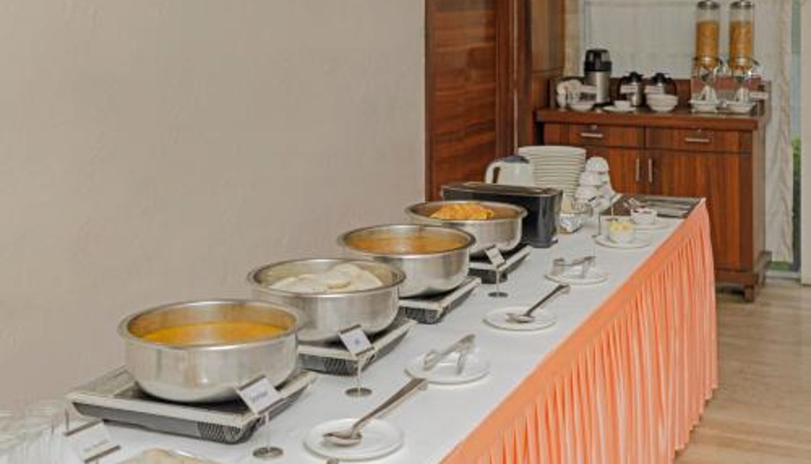 Sala de desayunos dentro del restaurante - Treebo The Bollywood