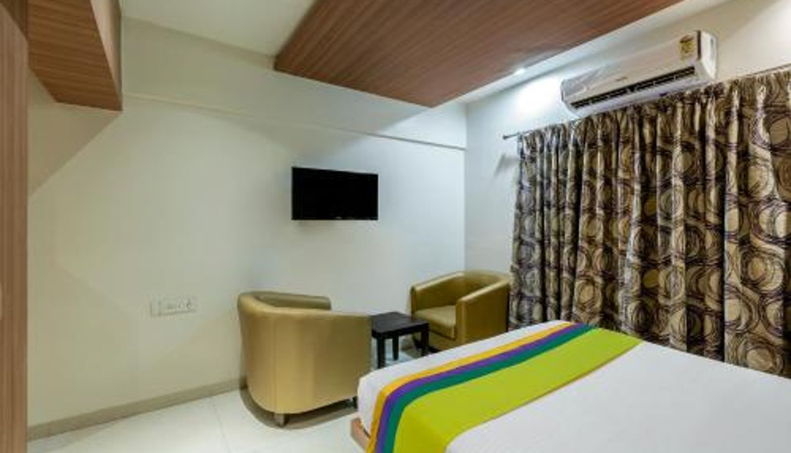 Zimmer - Treebo Hiland Suites