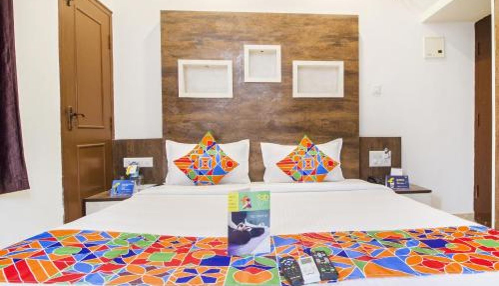 Kamer - FabHotel Crown Suites - Nr Sony Signals