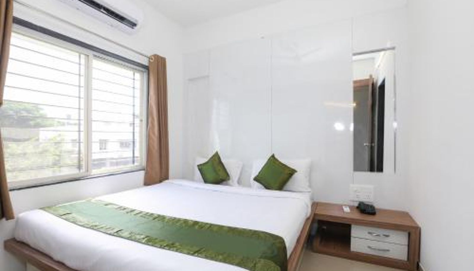 Room - Treebo Sapphire Studio