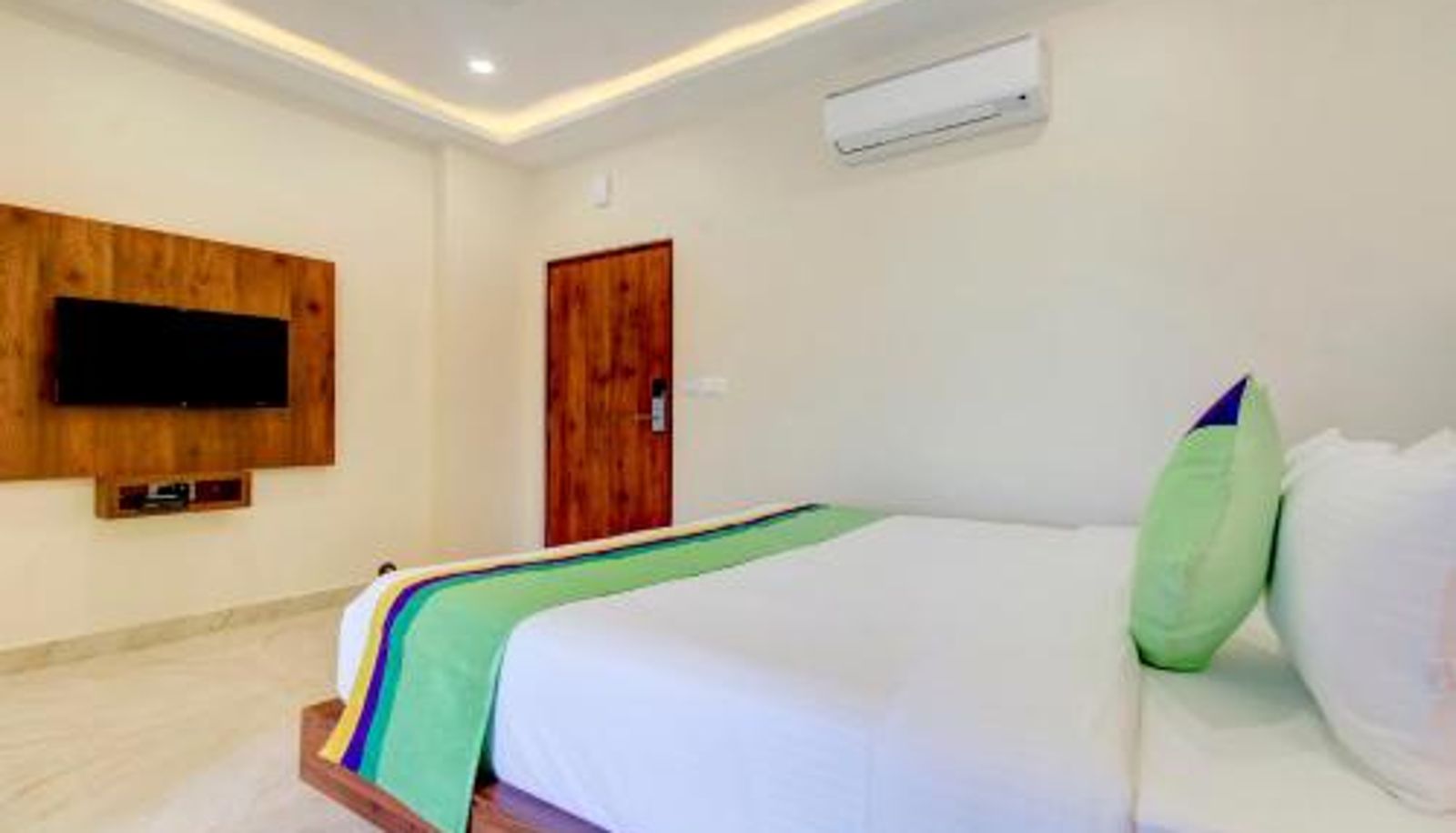 Zimmer - 10 Mins To Mahatma Gandhi Park Treebo The Meridian